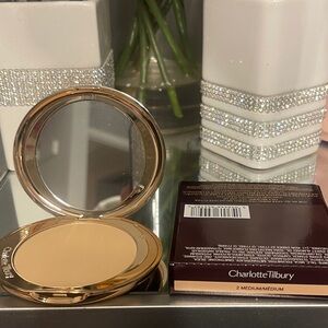 Charlotte Tilbury Medium Setting Powder in Gold Compact